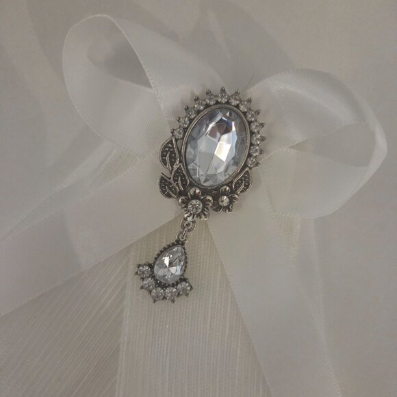 White Ribbon Bow Tie Brooch with Gemstone - Picture 2 of 2